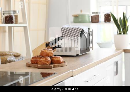 Leckere Brötchen auf der Theke in der Küche, Nahaufnahme Stockfoto