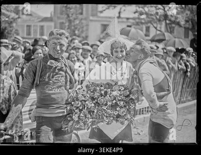 Nicolas Frantz und André Leducq erreichen am 22. Juni 1928 das Ziel der Tour de France von Vannes nach Les Sables-d’Olonne, aufgenommen auf einem Pressefoto, das mit dem gefeierten Radrennen und seinen Wettbewerbern in Verbindung steht. Stockfoto