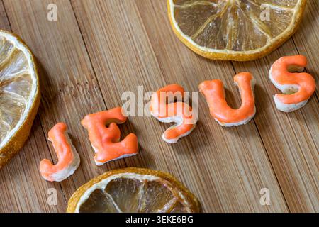 Wort Jesus auf einem Holzbrett mit Keksen in Buchstabenform geschrieben Stockfoto