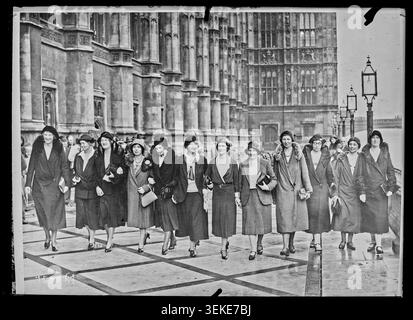 Auf der Terrasse des britischen Parlaments versammeln sich 1931 Politikerinnen wie Lady Nancy Astor, Katharine Duchess of Atholl, Florence Horsbrugh und andere zu einem offiziellen Foto von Central News. Stockfoto
