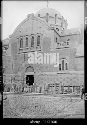 Eglise St. Dominique wurde auf einem Pressefoto im 14. Arrondissement von Paris am 1921 aufgenommen. Das Bild dokumentiert das Äußere der Kirche und den umgebenden urbanen Kontext. Stockfoto