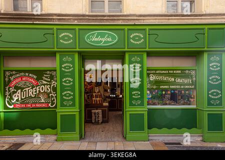 Kleines Lebensmittelgeschäft an der Rhone in Avignon Frankreich Stockfoto