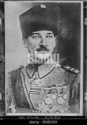 Mustafa Kemal Atatürk erscheint 1921 in einem Pressefoto von Agence Rol. Das Porträt zeigt den türkischen Militär- und politischen Führer in den frühen Jahren der modernen türkischen Staatsführung. Stockfoto