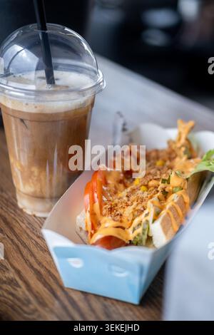Fastfood Eiskaffee Hot Dog Take-out Tasse Stockfoto