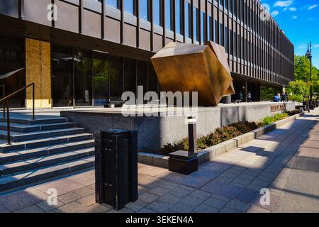 Montreal, Quebec, Kanada – 21. Mai 2026: Außenansicht des Gerichtsgebäudes Palais de Justice de Montréal und Bronzeskulptur. Stockfoto