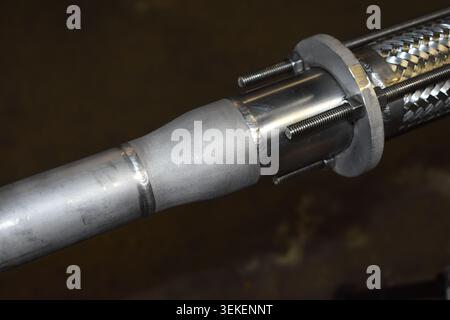 Rohrbaugruppe aus Edelstahl mit geflochtenem flexiblem Schlauchanschluss und Kompressionsarmaturen für industrielle Prozessrohranwendungen. Stockfoto