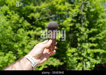 Hand Hält In Schokolade Getauchten Eiskegel Im Freien Stockfoto