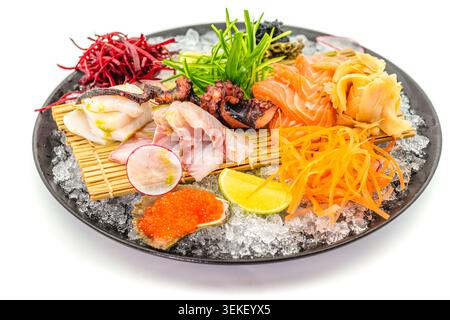 Frische Sashimi-Platte mit Lachs, Tintenfisch, Fischrogen, Gemüse und Eis isoliert auf weißem Hintergrund Stockfoto