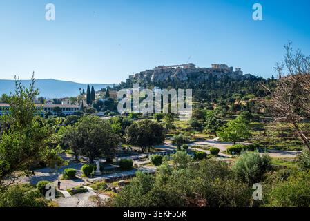 Blick auf die archäologische Stätte der antiken Agora und den Akropolis-Hügel in Athen, gefangen vom Tempel des Hephaistos an einem klaren Maimorgen. 1 Stockfoto