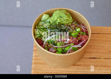 Honi Poke Thunfisch Reisschale mit Avocado, Gurkenpickle, Edamame, roten Zwiebeln, Frühlingszwiebeln, geschredderte Nori- und Sesamsamen auf weißem Hintergrund Stockfoto