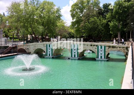 Die Meram Bridge befindet sich über dem Meram Stream. Die Brücke wurde während der anatolischen Seldschuken-Zeit im 13. Jahrhundert gebaut. Stockfoto