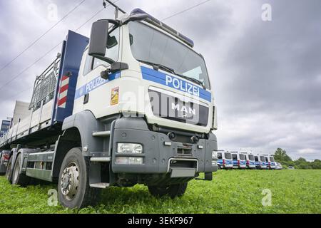 Schlagsdorf, Deutschland - 31. Mai 2026: Deutscher Polizeiwagen mit der Bezeichnung Polizei beladen mit Fußgängerbarrieren auf einem Feld vor mehreren Polizeibussen A Stockfoto