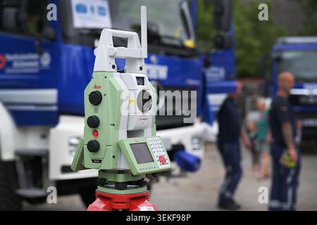 Schlagsdorf, Deutschland, 31. Mai 2026: Leica Nova MS50 MultiStation, Vermessungsinstrument zur digitalen Kartierung von Gebäuden, Gelände und Infrastruktur Stockfoto