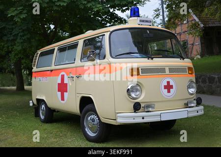 Schlagsdorf, Deutschland, 31. Mai 2026: Historischer Ambulanzwagen des Roten Kreuzes in einem VW-Oldtimer-Bus, auf einer Festivalveranstaltung zu sehen, ausgewählter Fokus, enge Tiefe Stockfoto