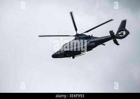 Schlagsdorf, Deutschland, 31. Mai 2026: Hubschrauber der Bundespolizei fliegt gegen bewölkten Himmel auf einem Informationsfestival, Kopierraum, Bewegung Stockfoto