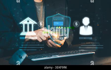Geschäftsmann, der ein Smartphone für mobile Banktransaktionen nutzt, geschützt durch ein digitales Shield-Symbol auf dem virtuellen Bildschirm. Cybersicherheit und Sicherheitskonzept. Stockfoto