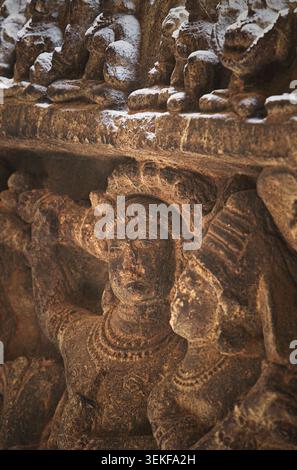 Fragment einer weiblichen Figur Steinschnitzerei. Die Antike Statue Sheshashayi Oder Shesha, Auch Bekannt Als Sheshanaga, Ist Der Serpentine Demigod Und König Der Schlangen Stockfoto