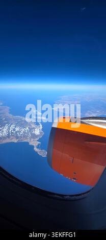 Luftaufnahme der Straße von Gibraltar von einem Verkehrsflugzeug aus, die die Küsten Südspaniens und Nordmarokkos zeigt, wo Europa und Afri liegen Stockfoto