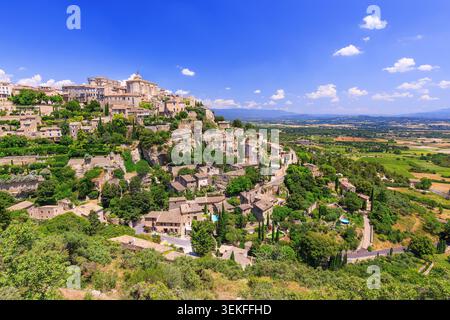 Provence, Frankreich. Blick auf Gordes, eine kleine mittelalterliche Stadt in der Provence. Stockfoto