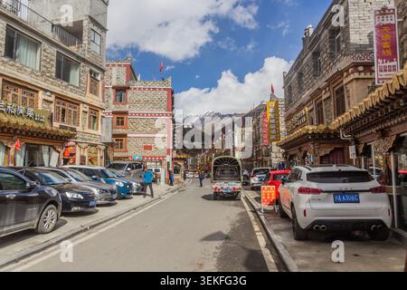 SIGUNIANGSHAN, CHINA - 2. NOVEMBER 2019: Blick auf eine Straße in der Stadt Siguniangshan in der Provinz Sichuan, China Stockfoto