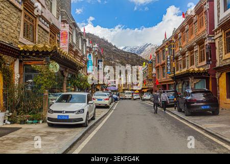 SIGUNIANGSHAN, CHINA - 2. NOVEMBER 2019: Blick auf eine Straße in der Stadt Siguniangshan in der Provinz Sichuan, China Stockfoto