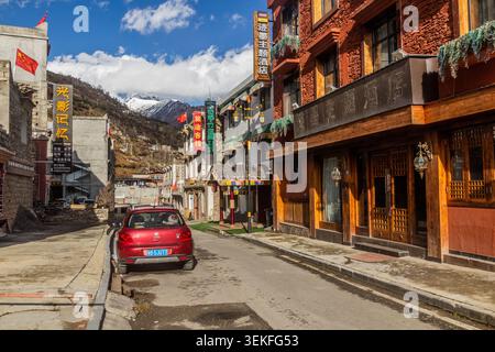 SIGUNIANGSHAN, CHINA - 2. NOVEMBER 2019: Blick auf eine Straße in der Stadt Siguniangshan in der Provinz Sichuan, China Stockfoto