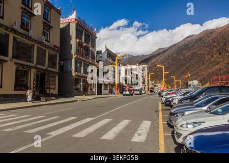 SIGUNIANGSHAN, CHINA - 2. NOVEMBER 2019: Blick auf eine Straße in der Stadt Siguniangshan in der Provinz Sichuan, China Stockfoto