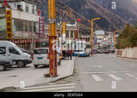 SIGUNIANGSHAN, CHINA - 2. NOVEMBER 2019: Blick auf eine Straße in der Stadt Siguniangshan in der Provinz Sichuan, China Stockfoto