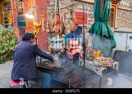SIGUNIANGSHAN, CHINA - 2. NOVEMBER 2019: Street Food Stall in Siguniangshan in der Provinz Sichuan, China Stockfoto