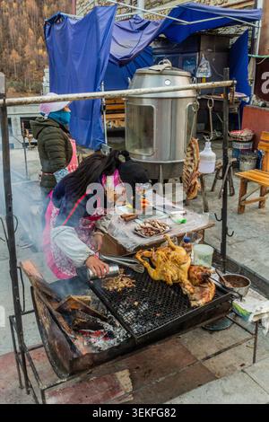SIGUNIANGSHAN, CHINA - 2. NOVEMBER 2019: Street Food Stall in Siguniangshan in der Provinz Sichuan, China Stockfoto