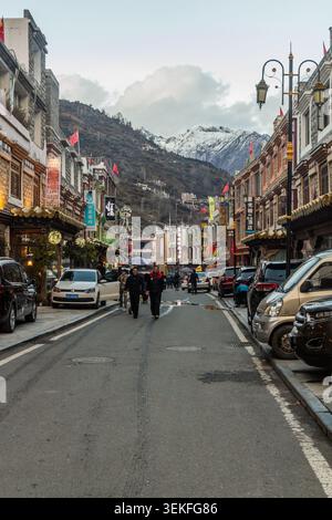 SIGUNIANGSHAN, CHINA - 2. NOVEMBER 2019: Straße in der Stadt Siguniangshan in der Provinz Sichuan, China Stockfoto