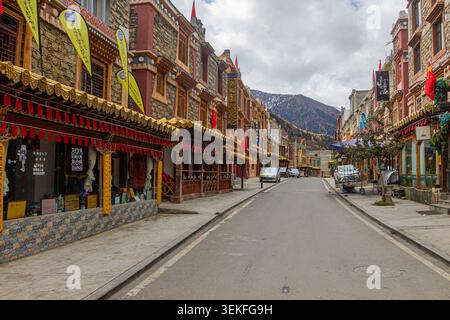 SIGUNIANGSHAN, CHINA - 4. NOVEMBER 2019: Straße in der Stadt Siguniangshan in der Provinz Sichuan, China Stockfoto