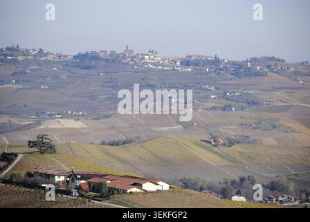 Berg- und Alpenlandschaften in Norditalien mit dramatischen Gipfeln, Tälern, Wäldern, Seen und atemberaubenden Naturlandschaften. Stockfoto