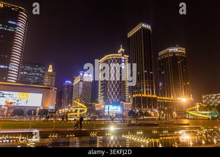 CHENGDU, CHINA - 6. NOVEMBER 2019: Nächtlicher Blick auf den Tianfu-Platz in Chengdu, China Stockfoto