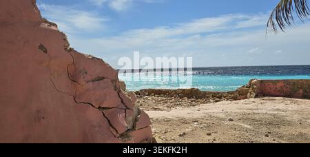 Historische Straßen und Ruinen am Meer in Pietermaai, Curacao, zeigen koloniale Architektur neben dem türkisfarbenen Karibischen Meer. Stockfoto