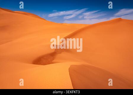 Sahara-Sanddünen von Erg Chebbi bei Merzouga, Marokko in Nordafrika. Stockfoto