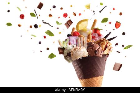 Große Gourmet-Eiskegel gefüllt mit verschiedenen Schaufeln, Früchten, Nüssen, Schokolade und schwimmenden Zutaten auf hellem Hintergrund. Stockfoto