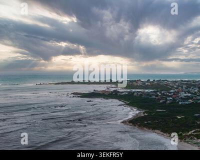 Die stürmische Atlantikküste in der Nähe von Kapstadt mit Leuchtturmhorizont Stockfoto
