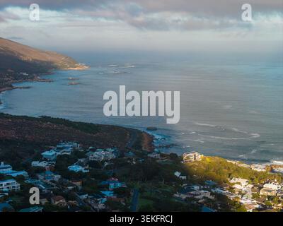 Aus der Vogelperspektive auf die Bucht der Cape Peninsula in der Nähe von Hout Bay, Western Cape Stockfoto