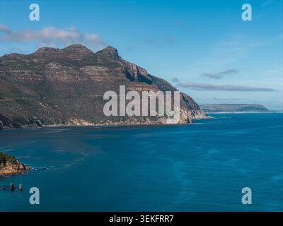 Klippen auf der Cape Peninsula und Chapman's Peak Drive über der Küste von Hout Bay Stockfoto