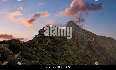 Cape Point Leuchtturm und Masten auf felsigem Kamm bei Sonnenuntergang in Kapstadt Stockfoto