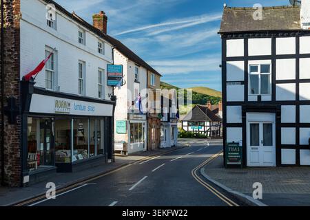 Frühlingsvormittag auf der High Street in Church Stretton, Shropshire, England. Stockfoto