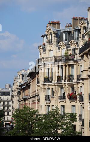 Paris, Frankreich - 7. Mai 2022: Klassische Haussmann-Gebäude mit Balkonen und Mansardendächern entlang einer Wohnstraße im Stadtteil Bastille Stockfoto