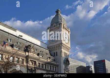 Paris, Frankreich - 7. Mai 2022: Nahaufnahme des Uhrenturms des Bahnhofs Gare de Lyon mit skulpturalen Fassadendetails vor bewölktem Himmel Stockfoto