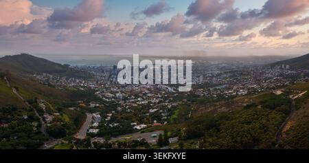 Die Skyline von Kapstadt zwischen Signal Hill und Tafelberg bei Sonnenuntergang Stockfoto