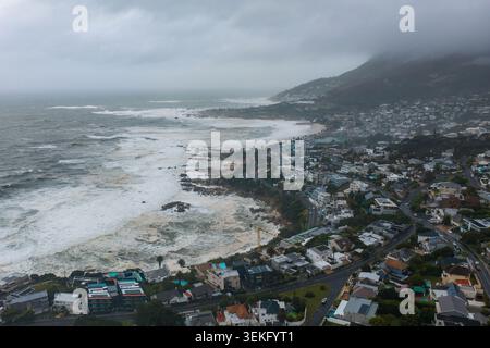 Luftsturm über der Atlantikküste von Kapstadt in der Nähe von Camps Bay Stockfoto