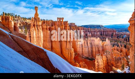 Weitwinkelpanorama des Bryce Canyon National Park in Utah (USA) an einem sonnigen, kalten Morgen im März mit Schnee. Die einzigartige rote Sandsteinlandschaft. Stockfoto