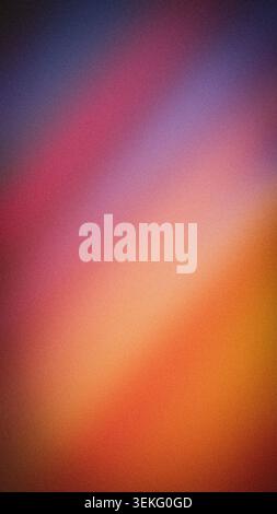 Abstrakter vertikaler Hintergrund mit einer körnigen Textur und einer weichen Unschärfe aus Orange, Rosa, Lila und Blau, perfekt für moderne digitale Designs und Ban Stockfoto