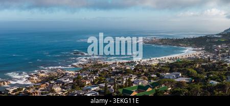 Aus der Vogelperspektive auf Camps Bay und Clifton entlang der Atlantikküste Kapstadts Stockfoto