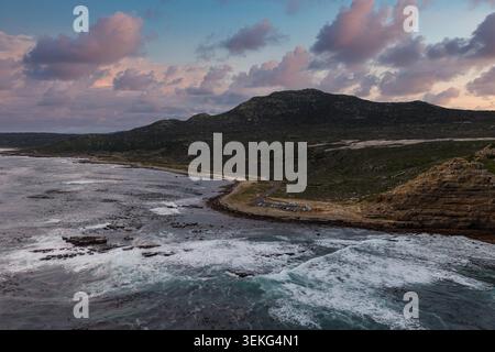 Luftdämmerung über die Bucht der Cape Peninsula, die Straße, Fynbos und den felsigen Kamm Stockfoto
